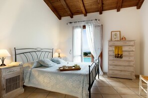 5 habitaciones, tabla de planchar con plancha y cuna de viaje 