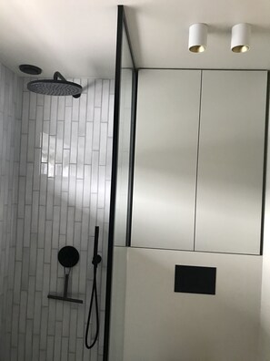 Dusche, Haartrockner, Handtücher, Seife