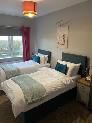 2 habitaciones, tabla de planchar con plancha, wifi y ropa de cama 