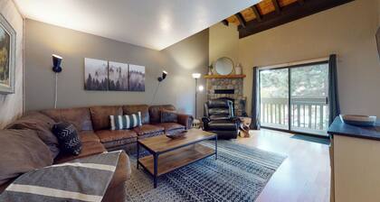 Quiet Mountain Retreat, Wood-Burning Fireplace, Steps to Ice Rink & Bowling