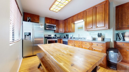 Quiet Mountain Retreat, Wood-Burning Fireplace, Steps to Ice Rink & Bowling