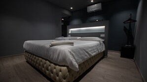 Dobbeltrom – deluxe, 1 kingsize-seng, kjøleskap, 1. etasje | Italienske Frette-laken, sengetøy av topp kvalitet og dundyner