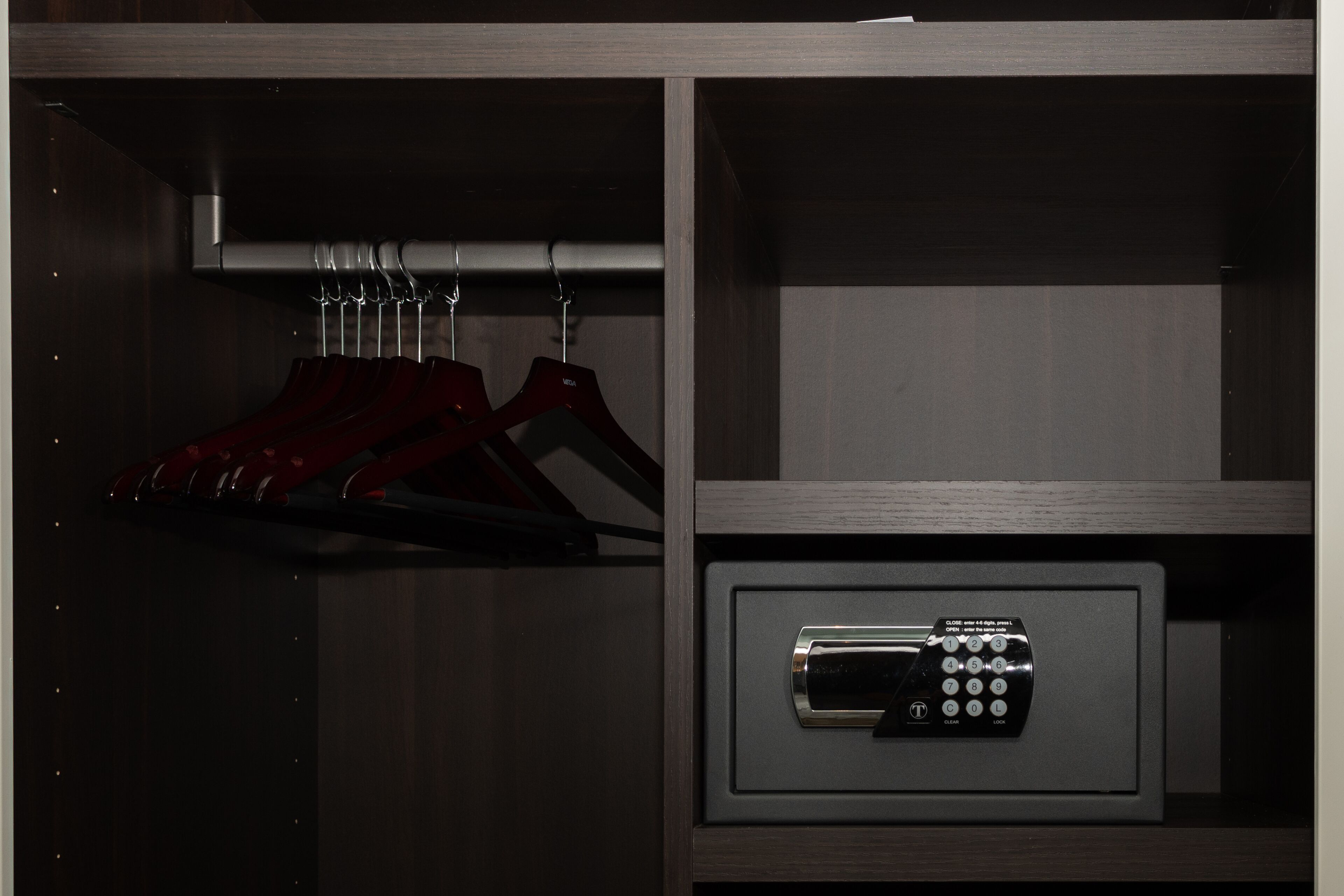 Ein Zimmer mit fest eingebautem Safe und Schuhablage.