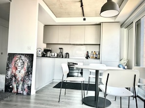 Apartamento | Cozinha privada | Geladeira, micro-ondas, fogão, cooktop
