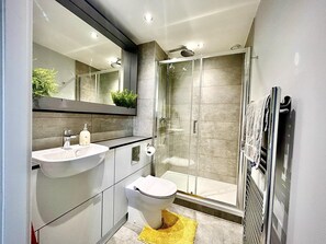 Apartment | Bathroom | Combined shower/tub, deep soaking tub, towels