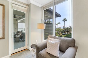 Smart TV - Beautiful oceanfront 3 Bedroom villa with pool access & steps from Coligny (Hilton Head Island)