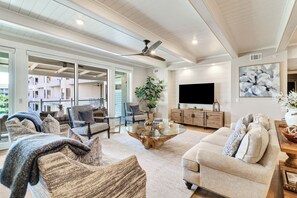 Smart TV - Beautiful oceanfront 3 Bedroom villa with pool access & steps from Coligny (Hilton Head Island)