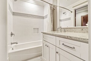 Combined shower/bathtub, hair dryer, towels