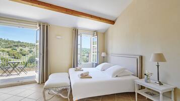 4 bedrooms, iron/ironing board, free WiFi, bed sheets