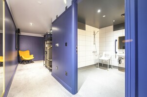 Caja de seguridad en la habitación y escritorio 