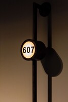 Una targa con il numero civico 607.