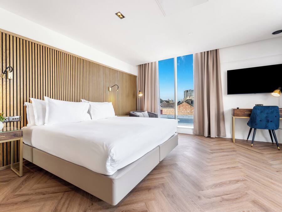 Rom – superior | Safe på rommet, skrivebord og skrivebord for bærbar PC