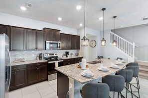 冷蔵庫、電子レンジ、オーブン、コンロ