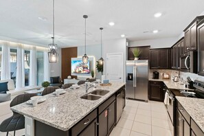 冷蔵庫、電子レンジ、オーブン、コンロ