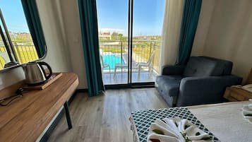 Economy-Doppelzimmer | Schreibtisch, laptopgeeigneter Arbeitsplatz, Verdunkelungsvorhänge