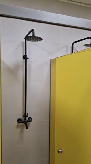 Dusche, Regendusche, kostenlose Toilettenartikel, Haartrockner