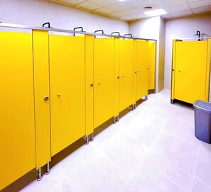 Shower, rainfall showerhead, free toiletries, hair dryer - Hostel Acacias (Madrid)