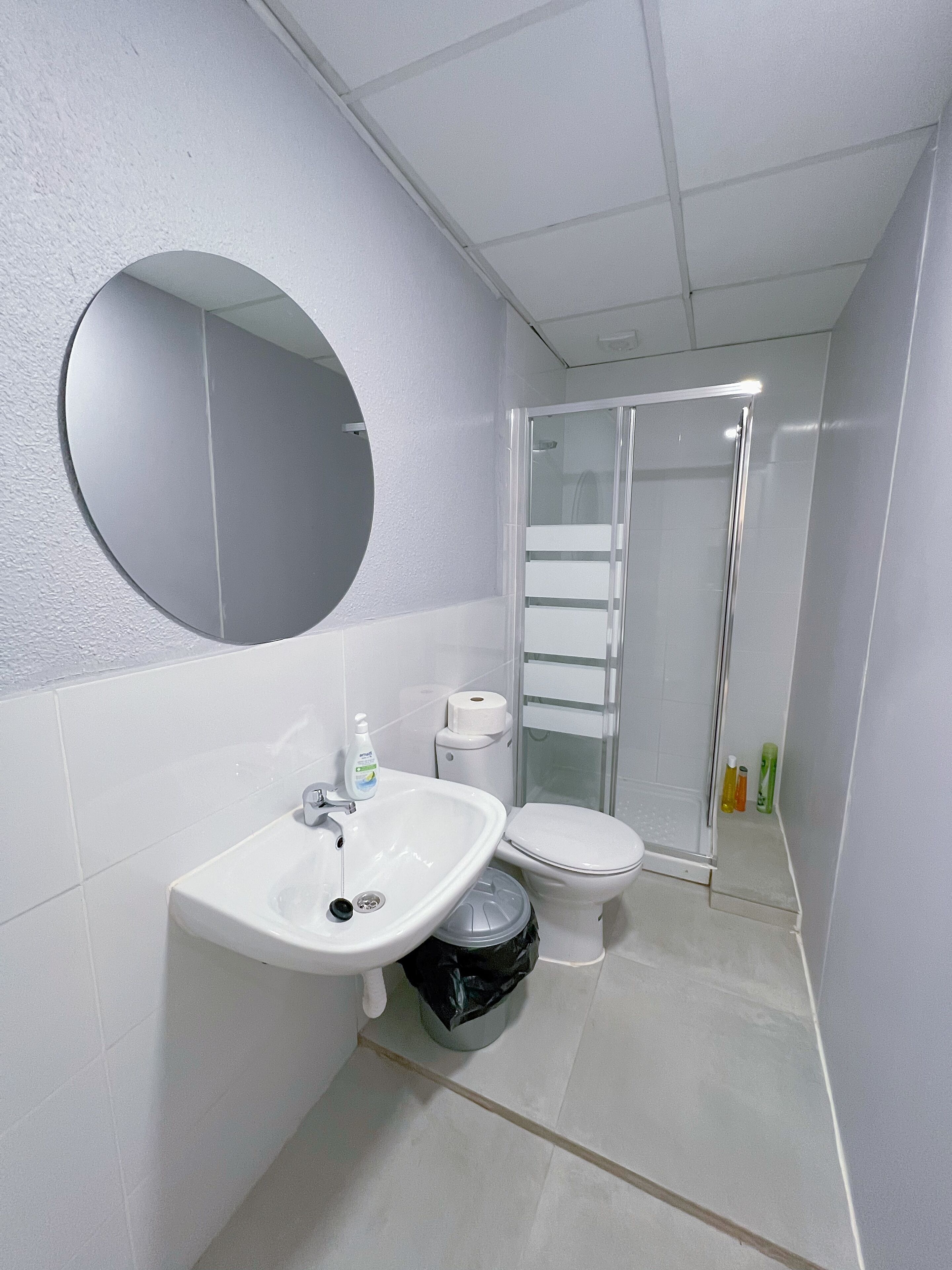 Shower, rainfall showerhead, free toiletries, hair dryer