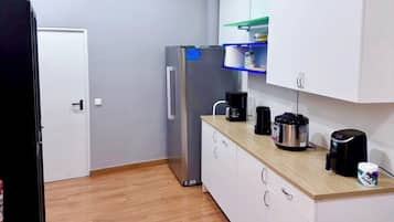 Frigorífic gran, microones i productes de neteja