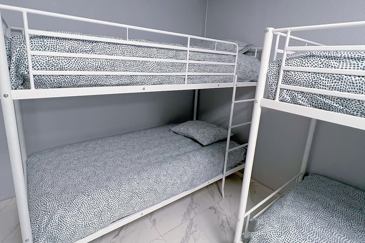 Una habitación con tres literas, cada una con un colchón estampado.