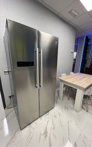 In-room dining - Hostel Acacias (Madrid)