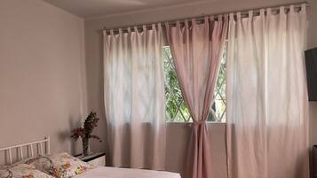 2 bedrooms, iron/ironing board, free WiFi, bed sheets