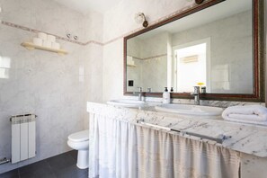 シャワー、ヘアドライヤー、ビデ、タオル