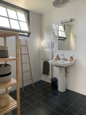 Dusche, Haartrockner, Handtücher, Toilettenpapier