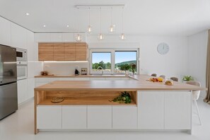 Kühlschrank, Mikrowelle, Ofen, Geschirrspüler