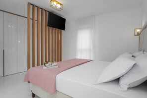 4 bedrooms, iron/ironing board, WiFi, bed sheets