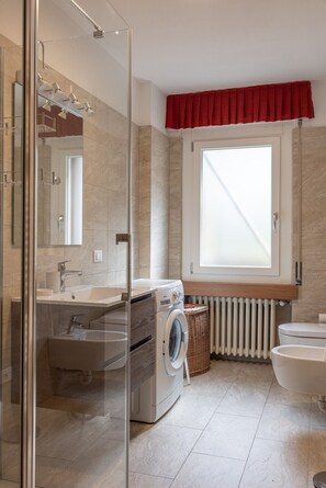 Shower, hair dryer, towels - Casa Lino, on the way to Cortina (Borca di Cadore)