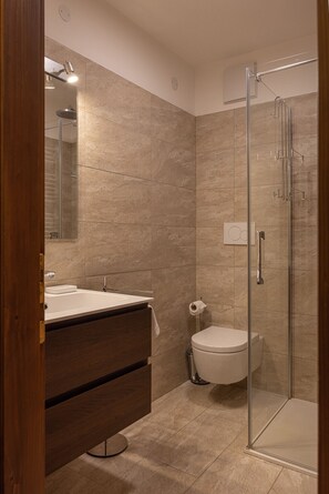 Shower, hair dryer, towels - Casa Lino, on the way to Cortina (Borca di Cadore)