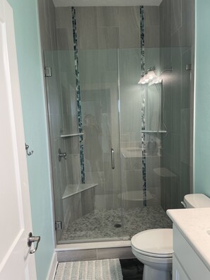 Baignoire, sèche-cheveux, serviettes fournies