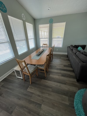 Dining - The Zoo, A TXBeachVacation home - The Zoo is perfect for entertaining, family reunions, holidays and... (Bolivar Peninsula)