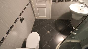 Regadera, toallas, jabón, papel de baño