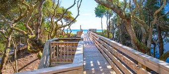Seacluded Tree House, Oceanfront House in Pine Knoll Shores, NC!