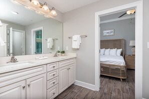 Kondominium, 4 kamar tidur | Kamar mandi