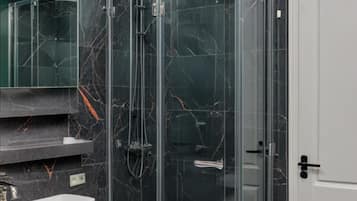 Apartment | Bathroom | Combined shower/bathtub, deep-soaking bathtub, hair dryer, towels