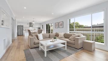 Fernseher, DVD-Player, Tischtennisplatte