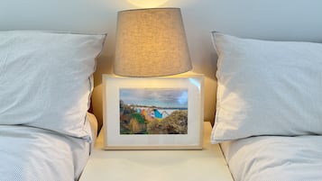 4 bedrooms, iron/ironing board, WiFi, bed sheets