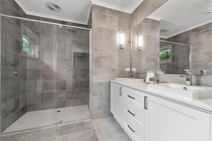 Tina, amenidades de baño gratuitas, secadora de cabello, toallas 