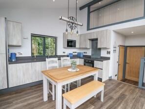 Casa de campo | Cocina privada | Refrigerador, lavavajillas, tetera eléctrica y tostadora