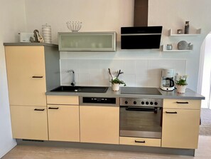 Køleskab, ovn, opvaskemaskine, kaffe-/temaskine