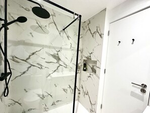 Dusche, Handtücher, Seife, Toilettenpapier