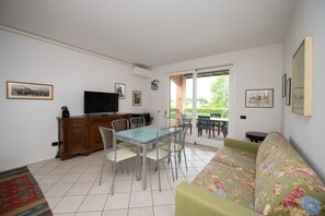 Appartamento familiare | Area soggiorno | TV 30 pollici con canali digitali