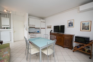 Familienapartment | Wohnbereich | 30-Zoll-Fernseher mit Digitalempfang