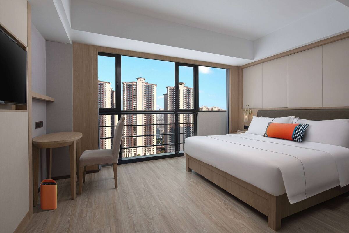 Deluxe Room, 1 King Bed, Non Smoking