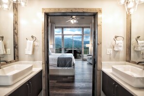 4 Schlafzimmer, Bügeleisen/Bügelbrett, kostenloses WLAN, Bettwäsche