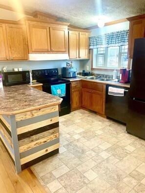 Kjøleskap, mikrobølgeovn, ovn og kokeplater