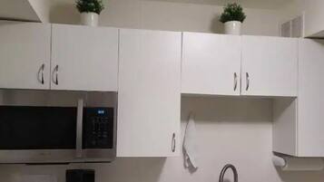 Jääkaappi, mikroaaltouuni, liesi, kahvin-/teenkeitin